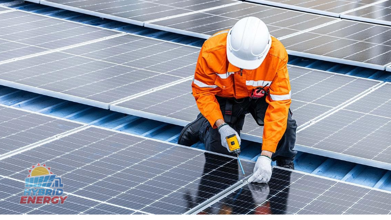 Técnico especializado trabajando en una instalación de paneles solares para Hybrid Energy Puerto Rico.